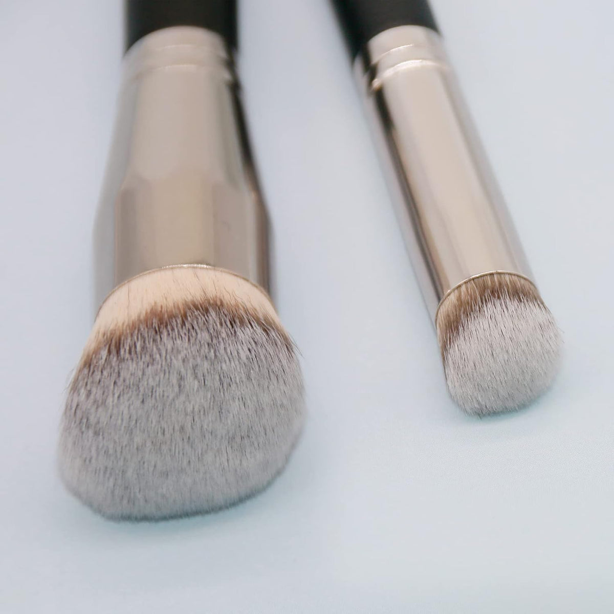 AuraLab makeup brushes set with a professional foundation brush and concealer brush, featuring luxe hair for blending and sculpting makeup.