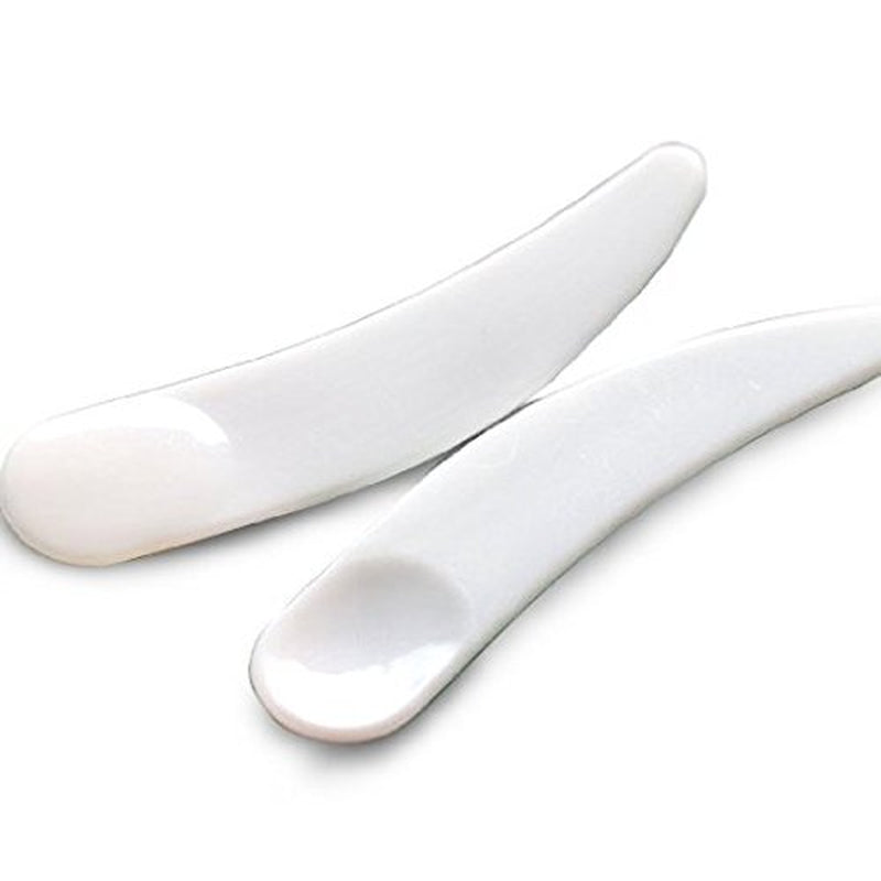 Set of 100 white mini curved cosmetic scoop spoons for makeup masks, made of plastic by AuraLab.