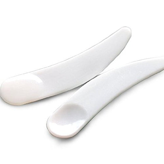 Set of 100 white mini curved cosmetic scoop spoons for makeup masks, made of plastic by AuraLab.
